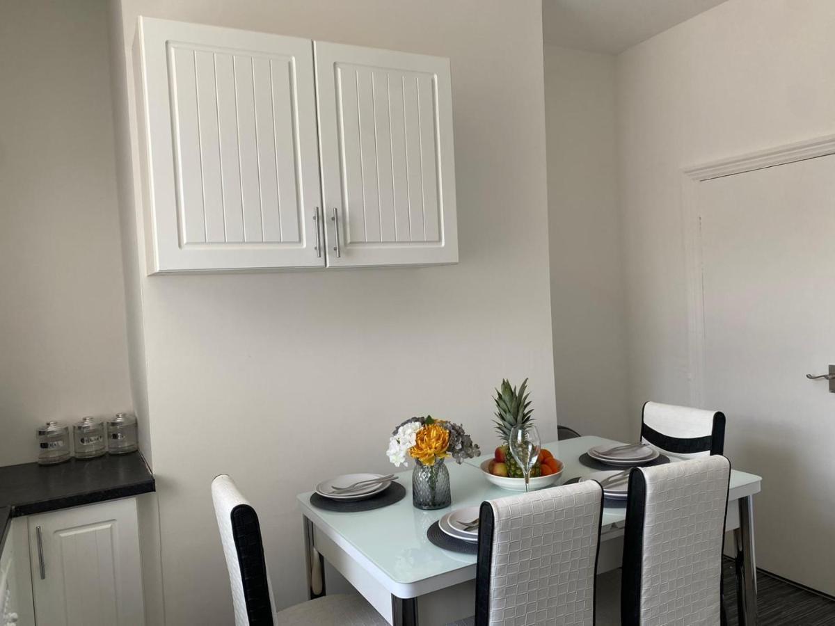 Cosy Cheerful 2 Bedrooms Near Piccadilly, Etihad Stadium Sleeps Up To 5, Manchester